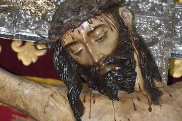 El Cristo de Telde, acicalado para la solemne procesión de esta noche por las calles de San Juan/TA.